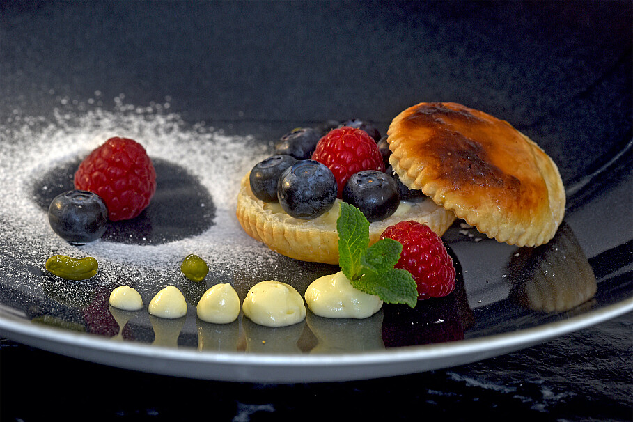 Dessert Törtchen mit Himbeer- und Heidelbeeren